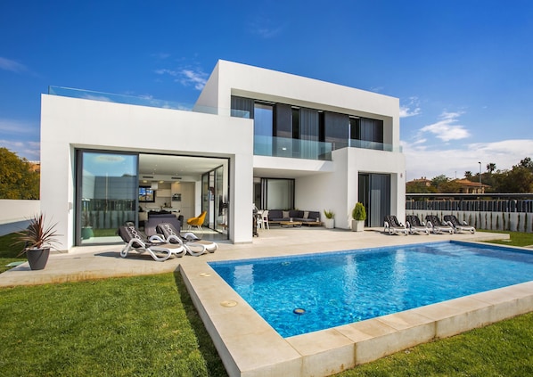Terrasse et piscine