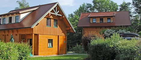 Pflanze, Himmel, Gebäude, Eigentum, Fenster, Wolke, Baum, Natürliche Landschaft, Haus, Holz