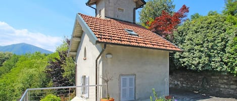 Plante, Himmel, Ejendom, Bygning, Land Lot, Sommerhus, Sky, Træ, Landskab, Naturlige Landskab