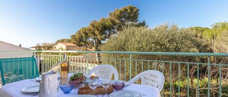 Tafel, Lucht, Tableware, Meubilair, Eigendom, Fabriek, Stoel, Blauw, Azure, Buitenmeubels