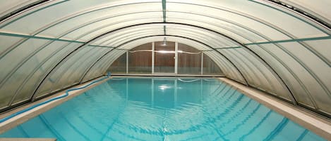 Water, Swimming Pool, Azure, Rectangle, Line, Leisure, Aqua, Composite Material, Glass