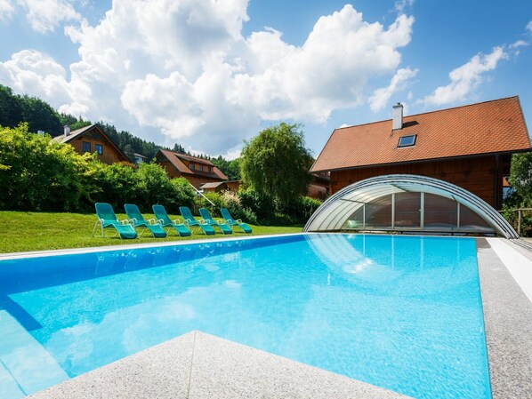 Wolke, Wasser, Himmel, Pflanze, Eigentum, Gebäude, Schwimmbad, Azurblau, Baum, Gartenmöbel