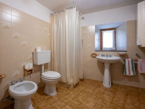 Mirror, Property, Sink, Plumbing Fixture, Bathroom Sink, Building, Bathroom, Tap, Purple, Wood