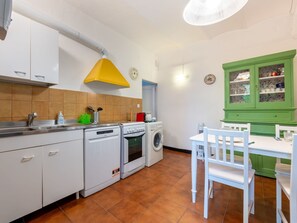 Interior Design, Flooring, Major Appliance, Küche, Möbel, Küchengerät, Fussboden, Decke, Holz, Zimmer