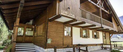 Sky, Building, Plant, Window, Wood, House, Cottage, Residential Area, Landscape, Siding