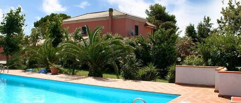 Cloud, Water, Plant, Building, Sky, Property, Swimming Pool, Tree, Azure, Shade