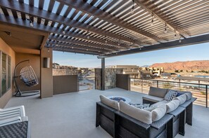 Front Patio - Enjoy the modern design of our beautiful luxury villa while soaking up the beautiful year-round weather of Southern Utah.