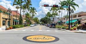 BH302 - Great shopping and dining at Naples' 5th Ave