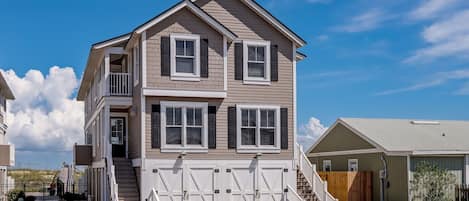 This Gorgeous Duplex at 280 South Fletcher Can Accommodate Up To 16 Guests