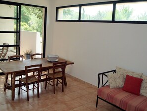 Zimmer, Möbel, Interior Design, Eigentum, Fussboden, Tabelle, Gebäude, Wohnzimmer, Haus, Hartholz