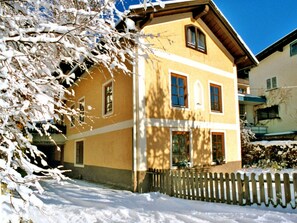 BĂątiment, Neige, FenĂȘtre, Jour, PropriĂ©tĂ©, Plante, Maison, Porte, Bois, Arbre
