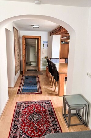 Madera, Salón, Piso, Diseño De Interiores, Suelo, Marco, Madera Dura, Edificio, Bienes Raíces, Sala