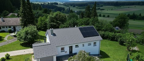 Wolke, Himmel, Pflanze, Eigentum, Gebäude, Fenster, Baum, Grundstueck, Hütte, Urban Design