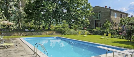 Piscine, Propriété, Immobilier, Maison, Zone Résidentielle, Domicile, Bâtiment, Loisir, Biens, Herbe