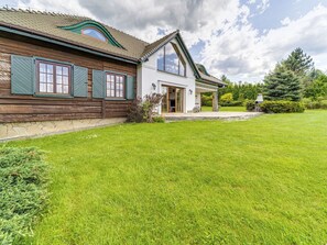 Sky, Cloud, Plant, Building, Window, Tree, Natural Landscape, House, Land Lot, Grass
