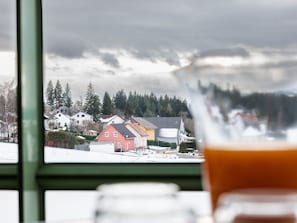 Nuage, Ciel, Fenêtre, Drinkware, Ingrédient, Bâtiment, Arbre, Vaisselle