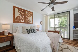 Queen bed, ceiling fan