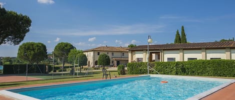 Acqua, Cielo, Nube, Giorno, Pianta, Piscina, Natura, Azzurro, Albero, Architettura