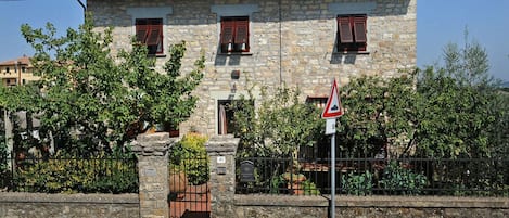 Propriété, Mur, Maison, Zone Résidentielle, Bâtiment, Architecture, Quartier, Zone Rurale, Façade, Arbre