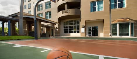 Enjoy the excellent on-site sport amenities!