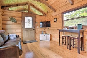 Living Room | Central A/C & Heating | Smart TV | Free WiFi