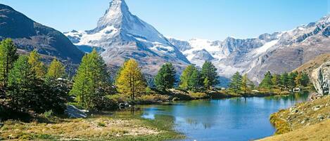 Himmel, Wasser, Berg, Pflanze, Natürliche Landschaft, Baum, Lärche, See, Hochland, Bank