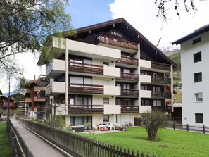 Pflanze, Gebäude, Himmel, Fenster, Wolke, Baum, Urban Design, Die Architektur, Nachbarschaft, Eigentumswohnung