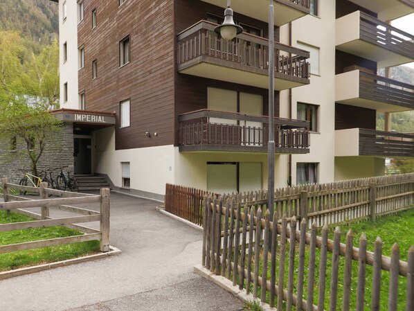 Plant, Building, Property, Window, Land Lot, Urban Design, Condominium, Neighbourhood, Residential Area, Wall
