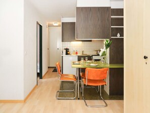 Table, Property, Furniture, Cabinetry, Building, Countertop, Interior Design, Chair, Wood, Kitchen
