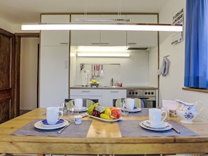 Design Intérieur, Plafond, Cuisine, Sol, Comptoir, Meubles, Sol, Éclairage, Pièce, Luminaire