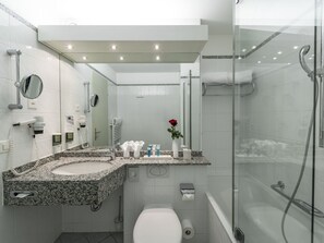 Mirror, Sink, Plumbing Fixture, Building, Tap, Lighting, Bathroom, Bathroom Sink, Interior Design, House