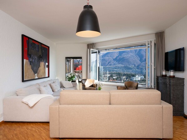 Möbel, Interior Design, Couch, Flooring, Fussboden, Wohnzimmer, Zimmer, Decke, Tabelle, Wohnung