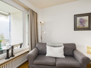 Möbel, Interior Design, Couch, Wand, Flooring, Wohnzimmer, Zimmer, Fussboden, Decke, Textil