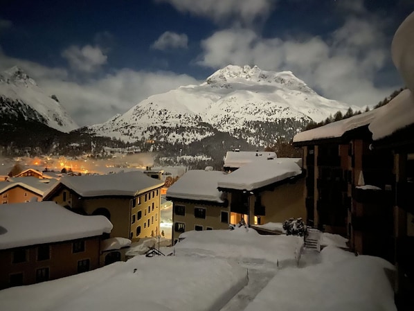 Wolke, Himmel, Schnee, Berg, Fenster, Gebäude, Welt, Haus, Steigung, Glazialmorphologie