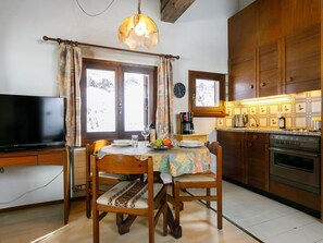 Cabinetry, Möbel, Tabelle, Stuhl, Countertop, Beleuchtung, Holz, Interior Design, Schublade, Küche