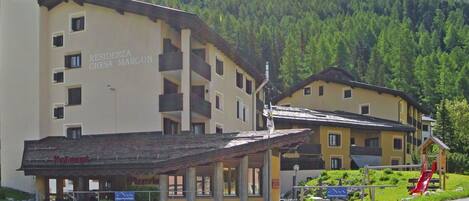 Mountain, Plant, Sky, Building, Window, Tree, House, Urban Design, Asphalt, Residential Area