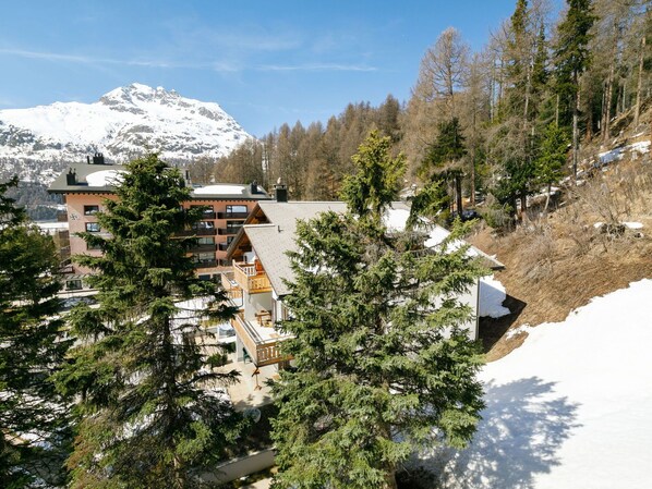 Himmel, Pflanze, Baum, Schnee, Berg, Lärche, Gebäude, Steigung, Terrain, Immergrün