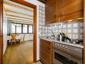 Cabinetry, Countertop, Möbel, Eigentum, Gebäude, Herd, Küche, Holz, Interior Design, Küchengerät