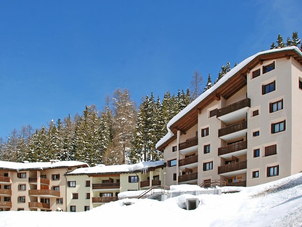 Himmel, Gebäude, Schnee, Fenster, Baum, Haus, Steigung, Urban Design, Holz, Einfrieren