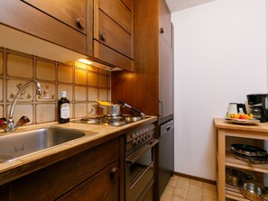 Zapfhahn, Sinken, Spüle, Cabinetry, Countertop, Eigentum, Armatur, Möbel, Gebäude, Küche