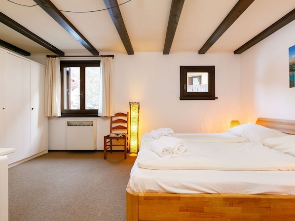 Eigentum, Möbel, Gebäude, Fenster, Komfort, Holz, Textil, Bilderrahmen, Orange