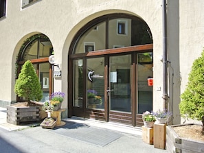 Pflanze, Eigentum, Fenster, Gebäude, Blumentopf, Tür, Zimmerpflanze, Schatten, Die Architektur