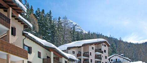 Ciel, Bâtiment, Neige, Jour, Fenêtre, Montagne, Arbre, Pente, Gelé, Maison