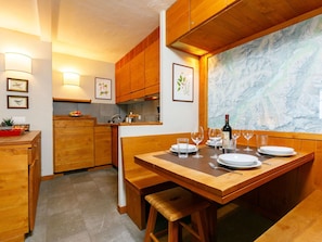 Cabinetry, Tabelle, Möbel, Eigentum, Countertop, Holz, Orange, Interior Design, Küche, Gebäude