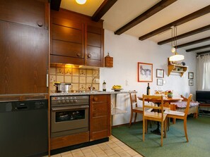 Meubles, Cabinetry, Comptoir, Bâtiment, Appareil De Cuisine, Cuisine, Bois, Design Intérieur, Éclairage, Table