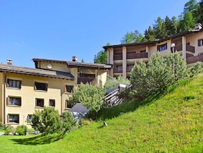 Pflanze, Himmel, Fenster, Gebäude, Baum, Grundstueck, Gras, Urban Design, Haus, Landschaft