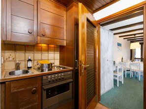 Cabinetry, Eigentum, Countertop, Möbel, Gebäude, Holz, Küchengerät, Herd, Interior Design, Küche