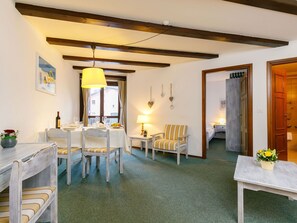Tabelle, Möbel, Zimmerpflanze, Die Architektur, Fussboden, Wohnzimmer, Holz, Wand, Grundeigentum, Flooring