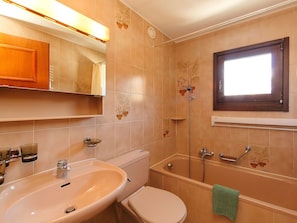 Salle De Bains, Pièce, Propriété, Design Intérieur, Lavabo, Évier, Luminaire Plomberie, Bâtiment, Armoire De Toilette, Mur