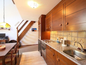 Comptoir, Propriété, Pièce, Cabinetry, Cuisine, Meubles, Design Intérieur, Bâtiment, Jaune, Immobilier